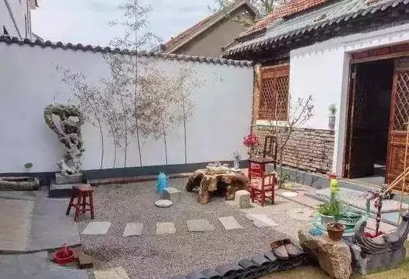 我家開餐館,婆婆總來挑剩菜喂豬,她忘帶傘我送去,開門我愣住了