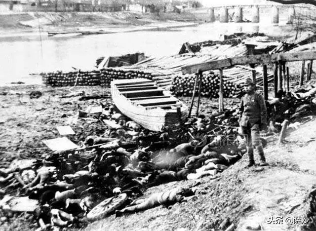 將中國平民放在船上然後弄沉:南京大屠殺日軍各種殺人取樂