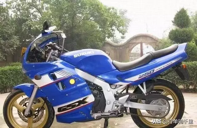 九十年代的國產摩托跑車——輕騎鈴木征服者GSX250R