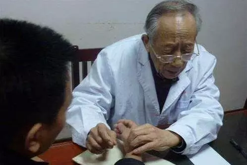 泡腳水裡丟一小把,將體內濕氣排得一乾二淨,肚子平了,腰也細了,精神飽滿
