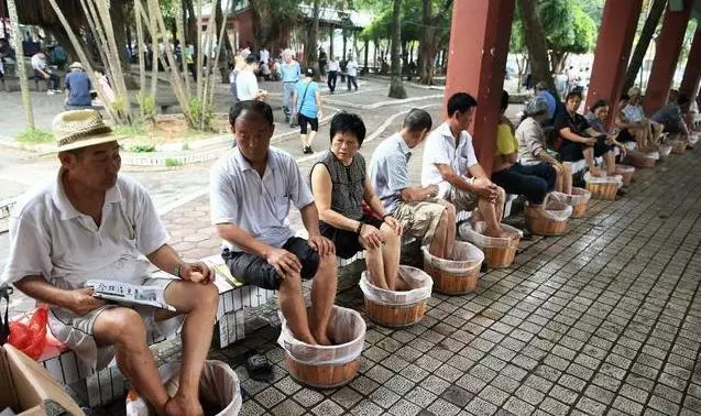 泡腳水裡丟一小把,將體內濕氣排得一乾二淨,肚子平了,腰也細了,精神飽滿
