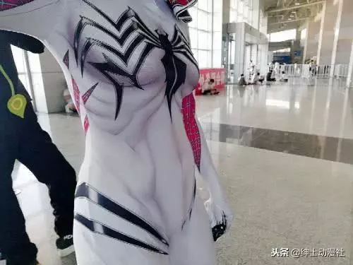 漫展現身毒液小姐姐,白色緊身衣凹凸有致,頭次見如此嬌媚的毒液 ,網友:趕緊拍照