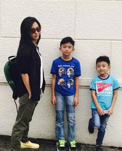 張柏芝真的生了第三胎! 「小王子」已滿月,她曬了張四人「合影」