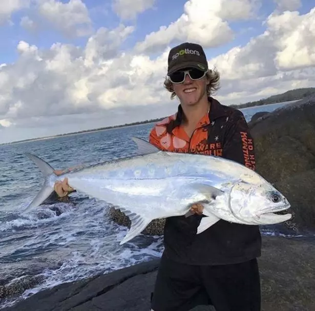 10隻鯊魚圍.攻釣魚哥 同伴揪聊天發現「海水被染紅」直接跳上船大戰血盆大口!