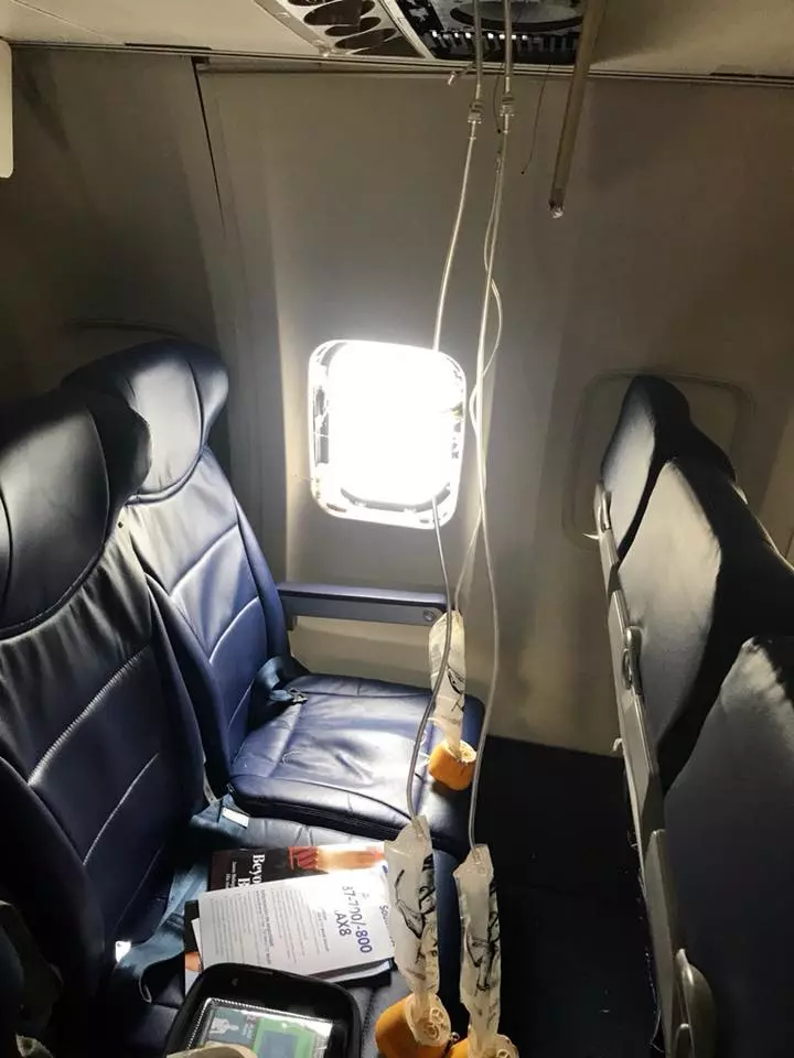 飛機3萬呎爆窗!坐靠窗女副總「半身被吸出窗外」 調查結果出爐...竟是引擎惹禍