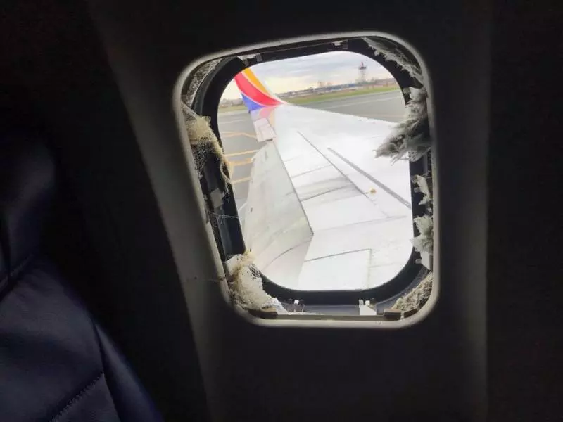 飛機3萬呎爆窗!坐靠窗女副總「半身被吸出窗外」 調查結果出爐...竟是引擎惹禍