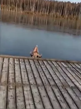太衝片/金髮妹脫光束縛想當「人體破冰船」 加速飛躍直衝冰湖後...可以去領手冊了!