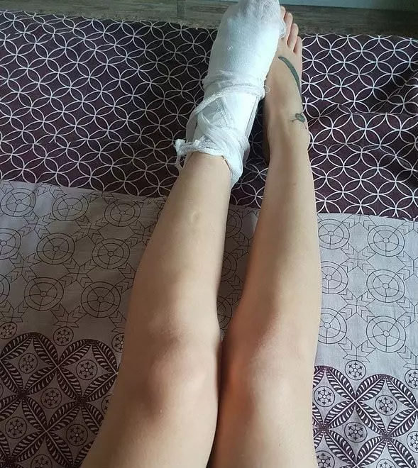 太衝片/金髮妹脫光束縛想當「人體破冰船」 加速飛躍直衝冰湖後...可以去領手冊了!