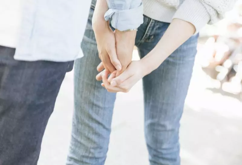 老爸裝針孔「想拍阿飄」 播放影片卻驚見「女友拉著兒子的手進房間」下次出來是30分鐘後...