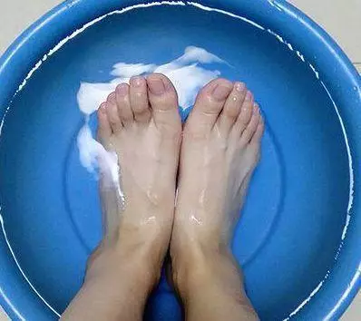 只因媽媽一時懶惰,一盆洗腳水,給寶寶帶來一輩子的災禍