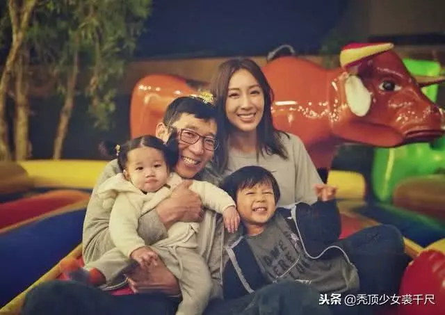 隋棠三胎產子後曬照報喜,手抱新生兒長發微亂眼帶笑意盡顯母愛