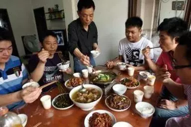 丈夫進城當司機,每月寄一萬回家,卻兩年不歸,進城一看傻了,老公竟然……