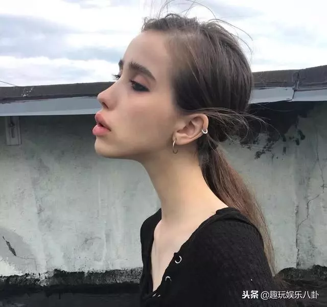 俄羅斯女孩減肥至30kg,大腿比平常人胳膊還細,風大都不敢出門