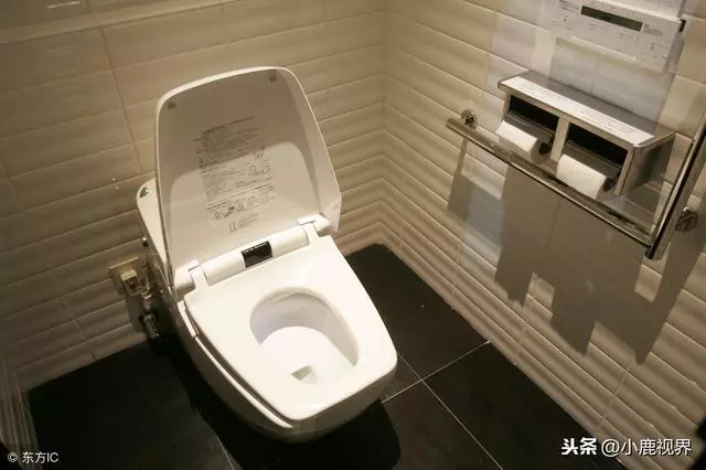 日本很多公廁寫著不要在廁所內吃飯,很多人看到後難以理解