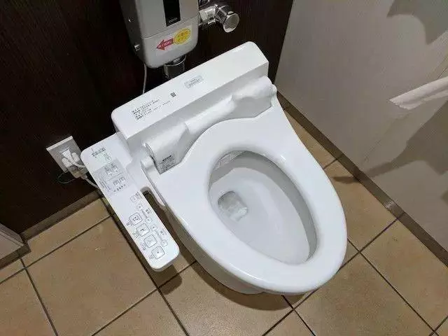 日本很多公廁寫著不要在廁所內吃飯,很多人看到後難以理解
