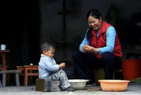 幫忙帶孫子媳婦沒給一分錢,我生日看到她的朋友圈,我紅了眼眶!
