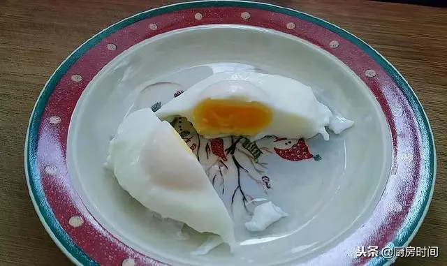 真正煮荷包蛋的方法來了,不需要勺子,一個小動作搞定,快來看看