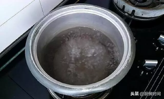 真正煮荷包蛋的方法來了,不需要勺子,一個小動作搞定,快來看看
