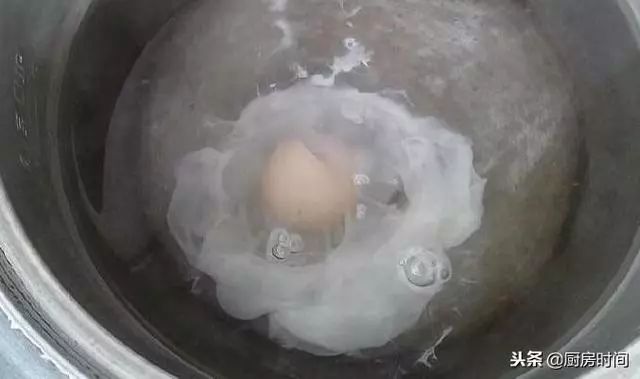 真正煮荷包蛋的方法來了,不需要勺子,一個小動作搞定,快來看看