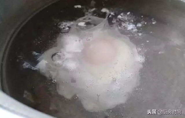 真正煮荷包蛋的方法來了,不需要勺子,一個小動作搞定,快來看看