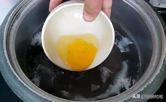 真正煮荷包蛋的方法來了,不需要勺子,一個小動作搞定,快來看看