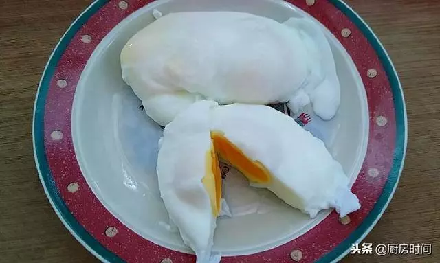 真正煮荷包蛋的方法來了,不需要勺子,一個小動作搞定,快來看看
