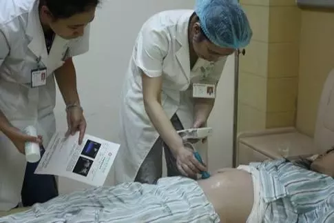 丈夫陪妻子孕檢,醫生卻故意將老公支走,醫生的話讓孕婦感動不已