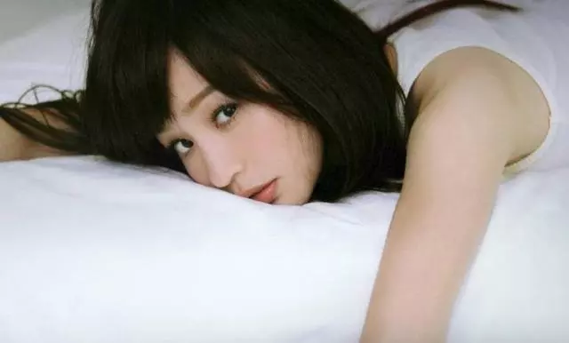 看了王心凌新專輯的封面，網友：她真的永遠只用45度側臉拍照耶