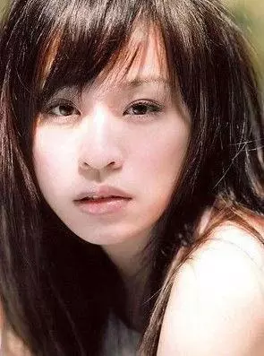 看了王心凌新專輯的封面，網友：她真的永遠只用45度側臉拍照耶