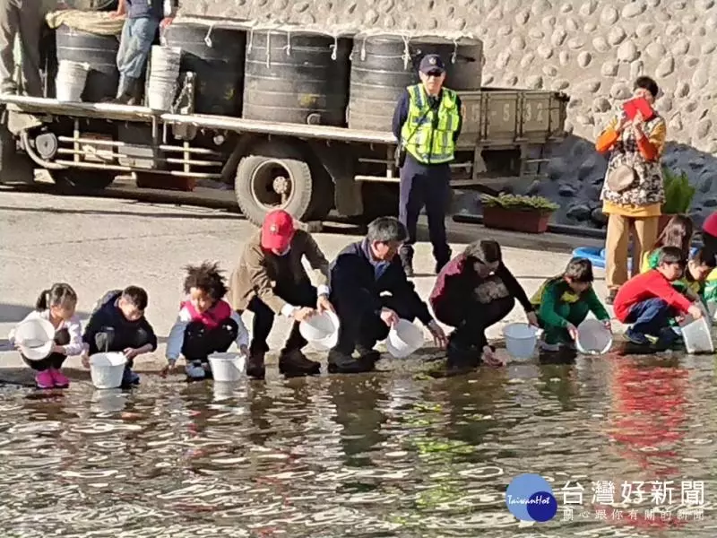 豐富石門水庫資源 師生放養12.6萬魚苗 |