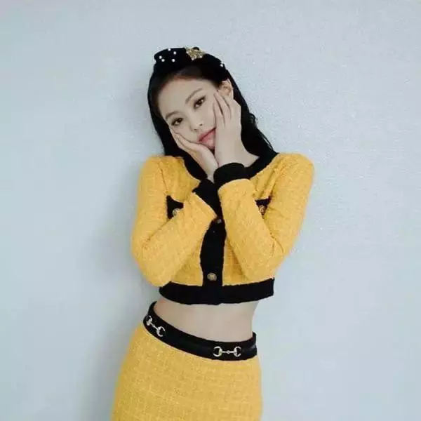 Jennie最新造型搭配爆改Gucci衫,網友:看著像香奈兒!
