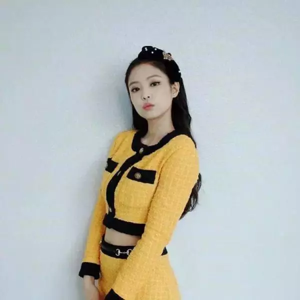 Jennie最新造型搭配爆改Gucci衫,網友:看著像香奈兒!