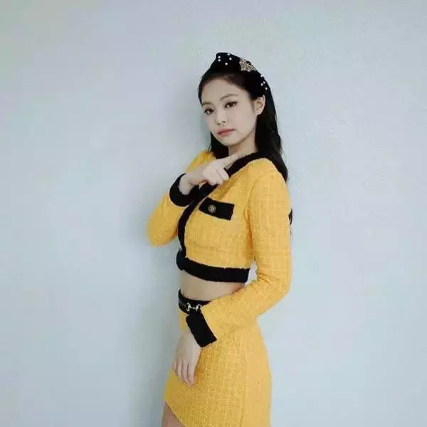 Jennie最新造型搭配爆改Gucci衫,網友:看著像香奈兒!