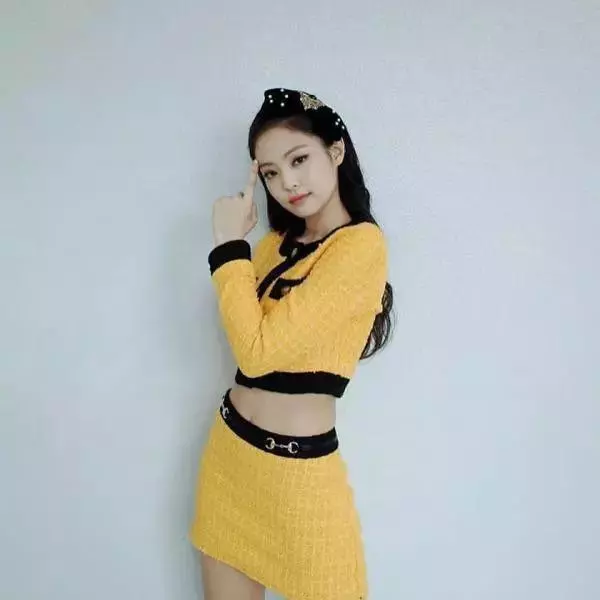 Jennie最新造型搭配爆改Gucci衫,網友:看著像香奈兒!