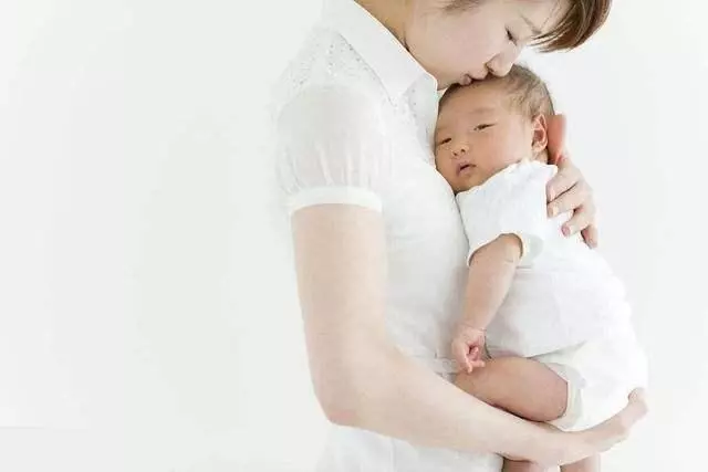 1歲孩子脊椎發育畸形,只因寶媽這個錯誤哄睡動作,你這樣做過嗎