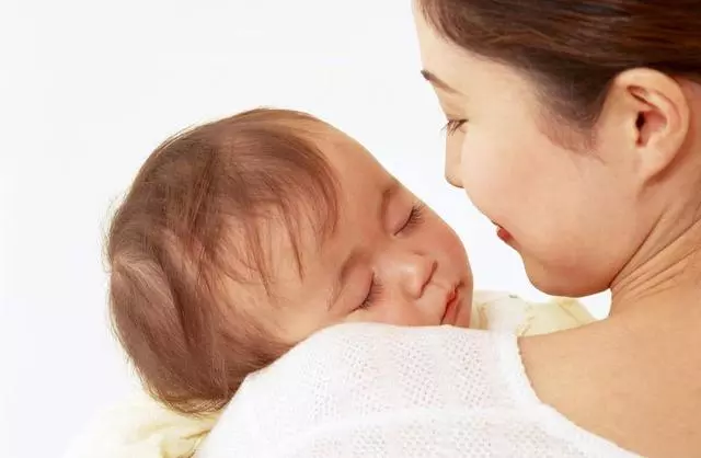 1歲孩子脊椎發育畸形,只因寶媽這個錯誤哄睡動作,你這樣做過嗎