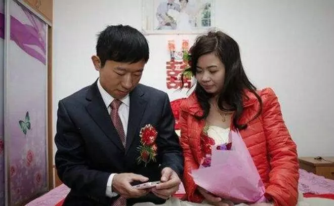 新婚夜妻子不願同房,老公強忍痛苦問原因,妻子指了指牆上