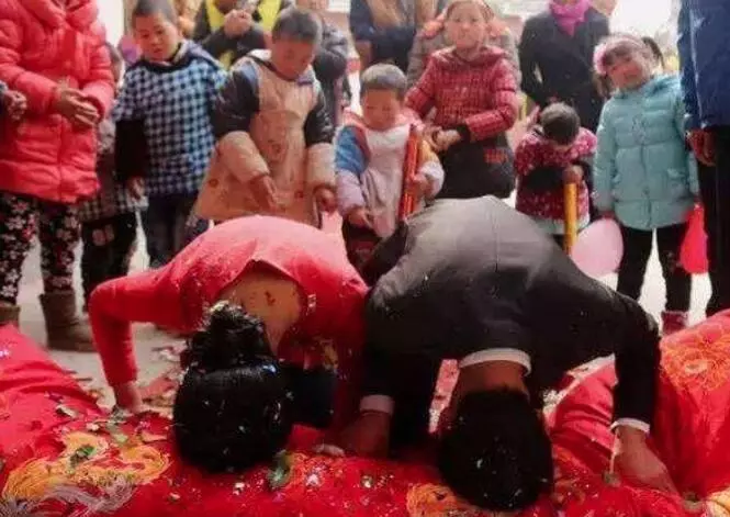 新婚夜妻子緊緊裹著被子不讓碰,老公硬扯下,一瞥直接提離婚
