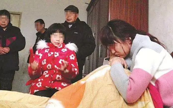 新婚夜妻子緊緊裹著被子不讓碰,老公硬扯下,一瞥直接提離婚