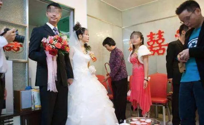 新婚夜妻子不願同房,老公強忍痛苦問原因,妻子指了指牆上