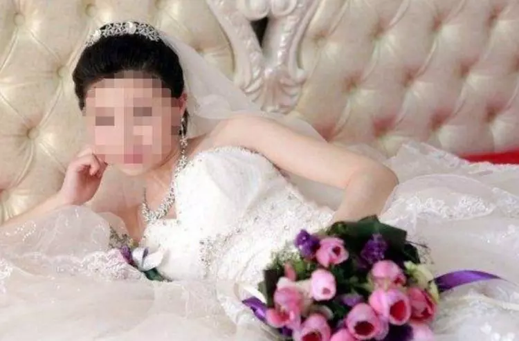 新婚夜妻子不願同房,老公強忍痛苦問原因,妻子指了指牆上