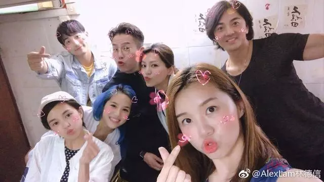 鄭伊健45歲老婆罕見露面被嫌老,看了24歲的蒙嘉慧,你才明白為什麼鄭伊健會放棄雙琪獨寵她!