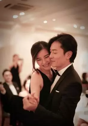 鄭伊健45歲老婆罕見露面被嫌老,看了24歲的蒙嘉慧,你才明白為什麼鄭伊健會放棄雙琪獨寵她!