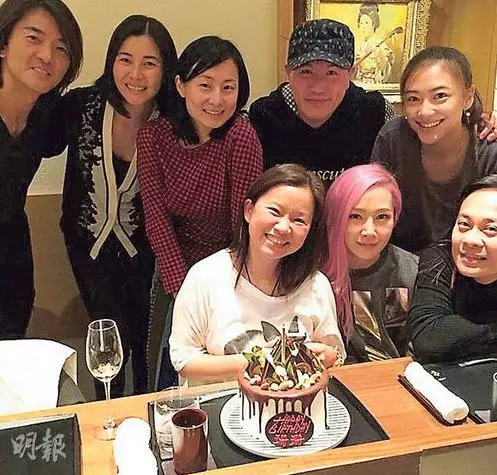 鄭伊健45歲老婆罕見露面被嫌老,看了24歲的蒙嘉慧,你才明白為什麼鄭伊健會放棄雙琪獨寵她!