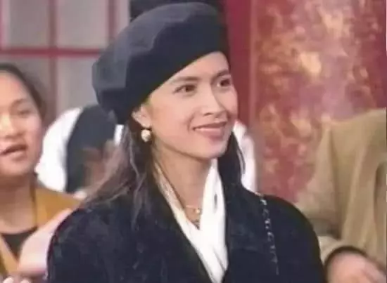 鄭伊健45歲老婆罕見露面被嫌老,看了24歲的蒙嘉慧,你才明白為什麼鄭伊健會放棄雙琪獨寵她!