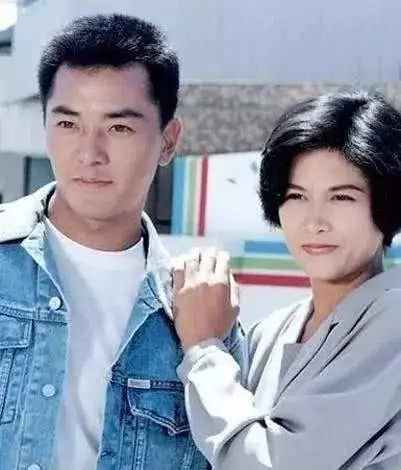 鄭伊健45歲老婆罕見露面被嫌老,看了24歲的蒙嘉慧,你才明白為什麼鄭伊健會放棄雙琪獨寵她!