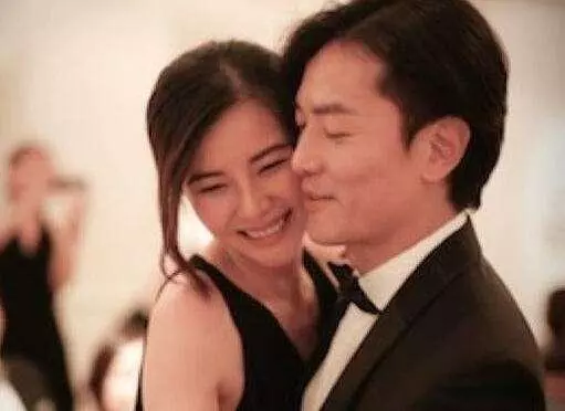 鄭伊健45歲老婆罕見露面被嫌老,看了24歲的蒙嘉慧,你才明白為什麼鄭伊健會放棄雙琪獨寵她!