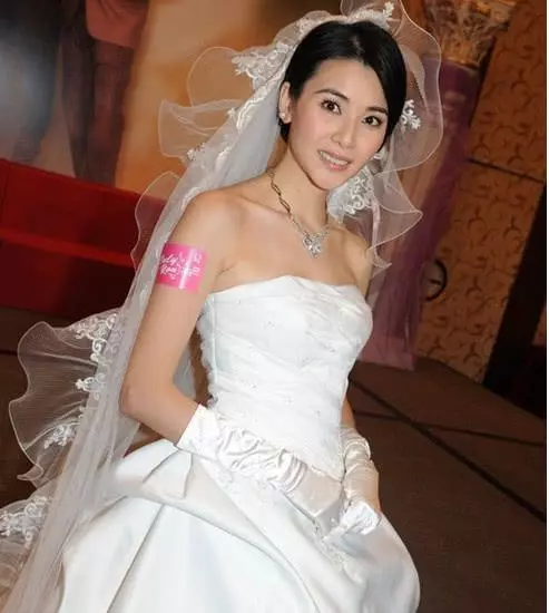 鄭伊健45歲老婆罕見露面被嫌老,看了24歲的蒙嘉慧,你才明白為什麼鄭伊健會放棄雙琪獨寵她!