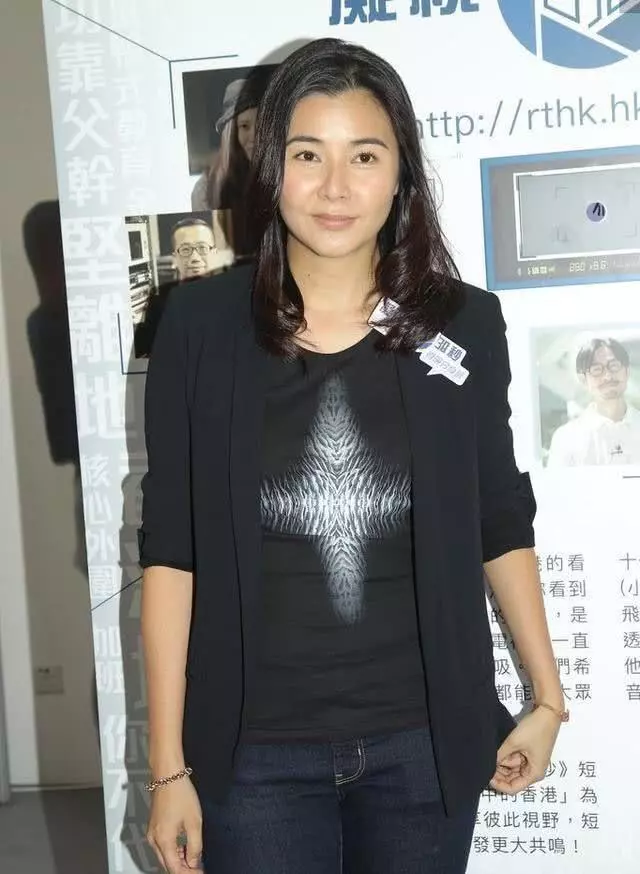 鄭伊健45歲老婆罕見露面被嫌老,看了24歲的蒙嘉慧,你才明白為什麼鄭伊健會放棄雙琪獨寵她!