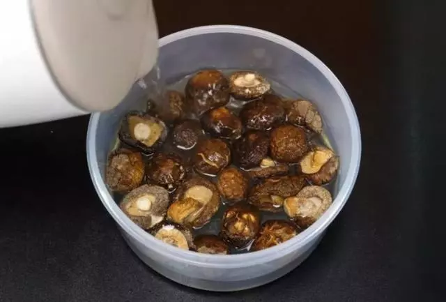 泡發香菇,10個人9人都錯了,飯店廚師長用這方法,三分鐘全泡開